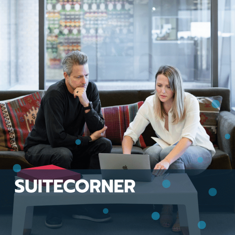 Affärsteam diskuterar strategi framför dator med affärssystem på skärmen