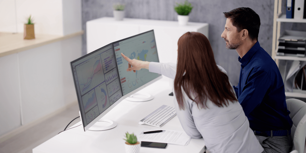 Team som samarbetar i molnbaserat affärssystem för bättre kontroll och överblick.