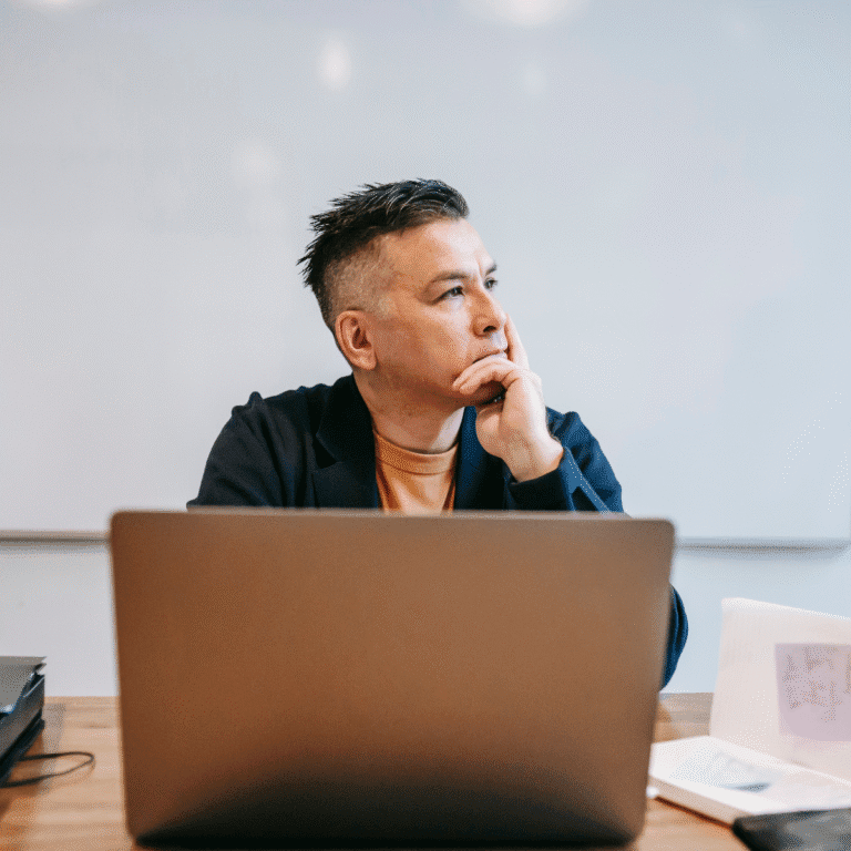 En man framför en dator funderar påom NetSuite passar hans bransch.