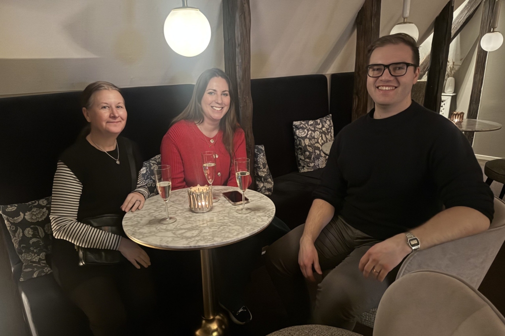 After work på kontoret där kollegor umgås och stärker teamkänslan i en social arbetsmiljö.