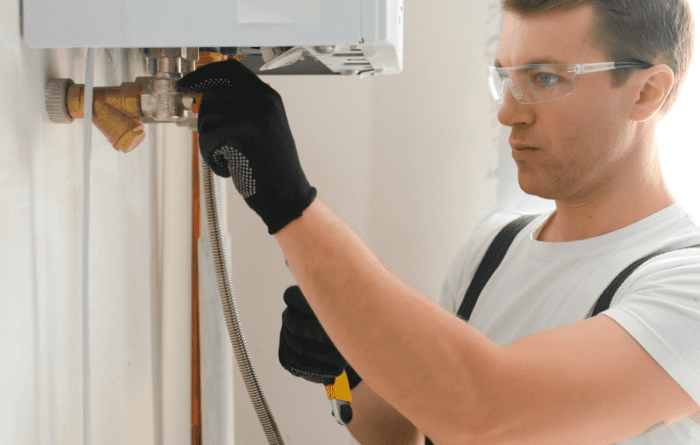 Field technician on site – NetSuite for field service companies.