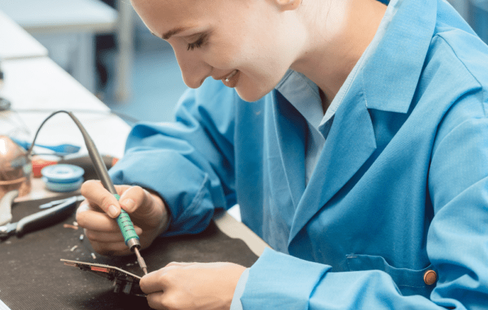 Engineer working in electronics – NetSuite for manufacturing companies.