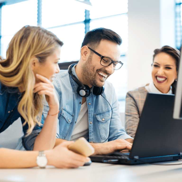 Flera personer använder affärssystem i dator – symboliserar digitalisering i företag.