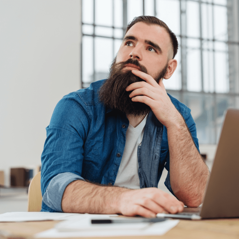 Man funderar framför datorn kring val av ERP och affärssystem för företag.