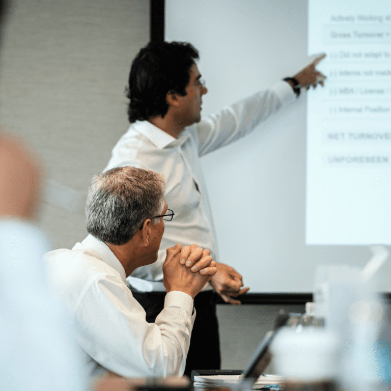 Personer i möte analyserar affärssystem för medlemsorganisation – diskuterar NetSuite som helhetslösning för ekonomi, medlemsdata och rapportering.