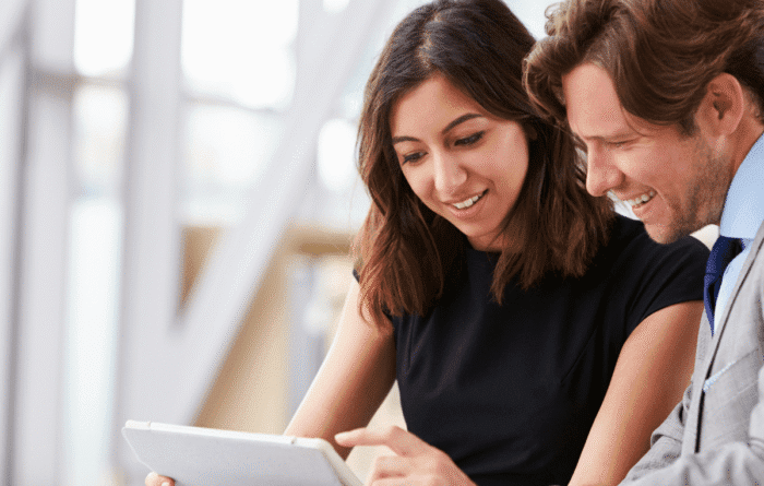 Illustration av ett företag som väljer NetSuite-moduler för ekonomi, lager och CRM i ett digitalt affärssystem.