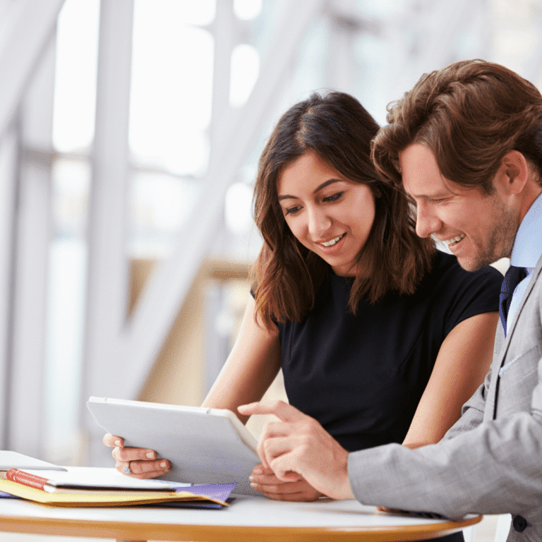 Illustration av ett företag som väljer NetSuite-moduler för ekonomi, lager och CRM i ett digitalt affärssystem.