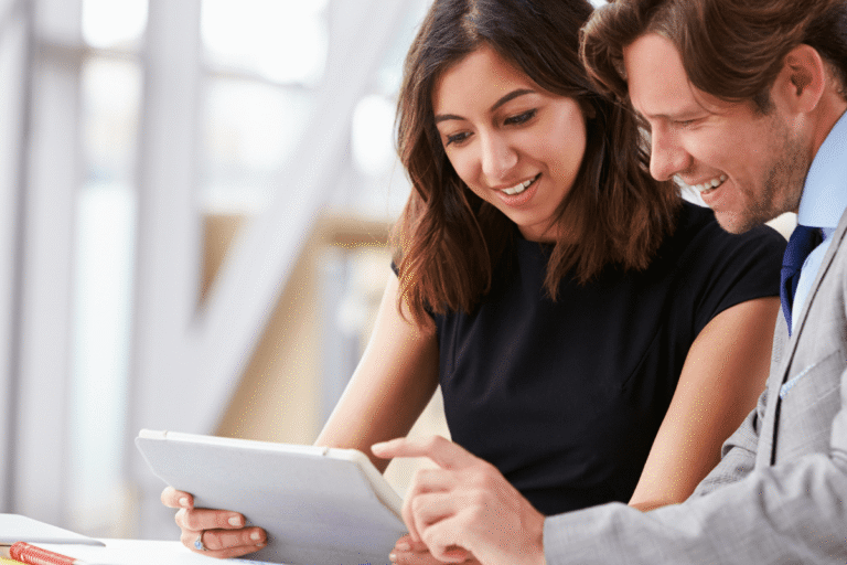 Illustration av ett företag som väljer NetSuite-moduler för ekonomi, lager och CRM i ett digitalt affärssystem.