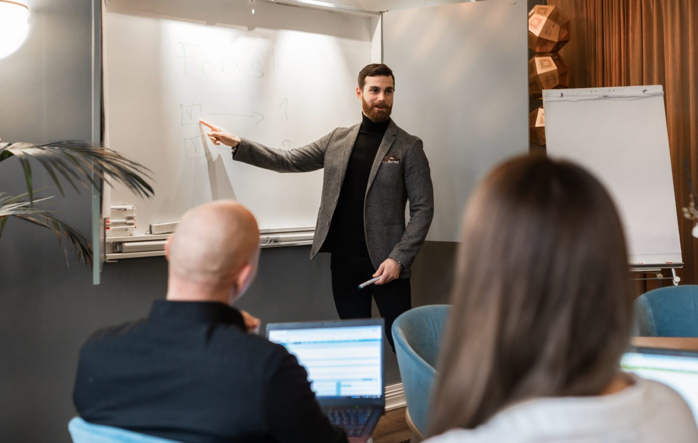 Utbildning i Oracle NetSuite där deltagare lär sig använda affärssystemet tillsammans med en SuiteCorner-konsult.