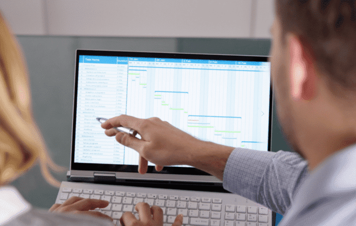 Två personer arbetar i ett digitalt projektflöde, vilket illustrerar hur SuiteCloud används för att anpassa affärssystem i specialiserade verksamheter.
