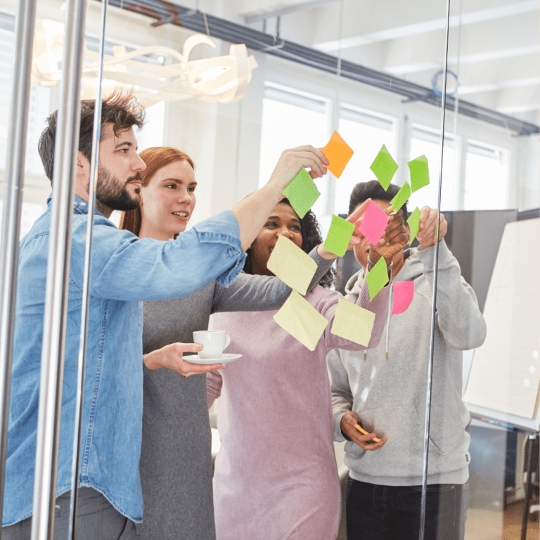 Team som planerar och leder en effektiv workshop med whiteboard och post-it-lappar för att skapa struktur, engagemang och konkreta resultat.