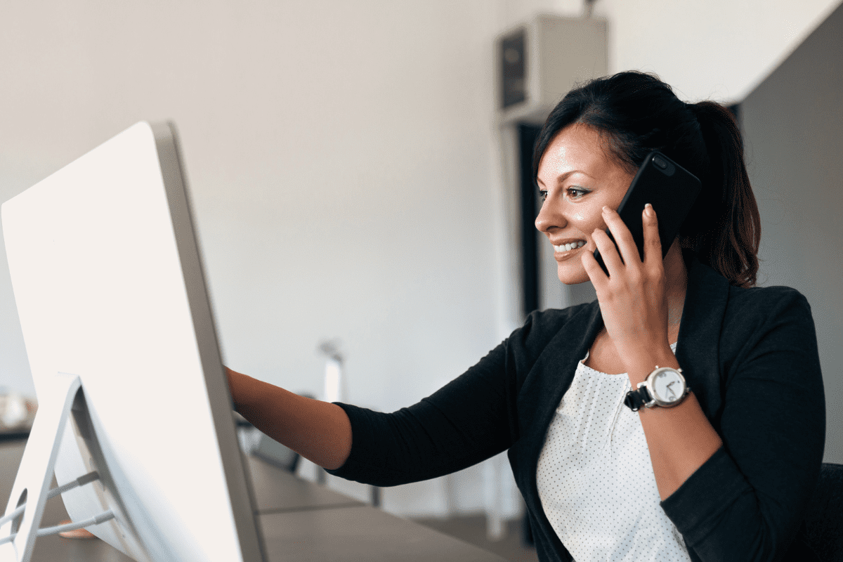 Person arbetar i ett affärssystem anpassat för fackförbund och medlemsorganisationer.