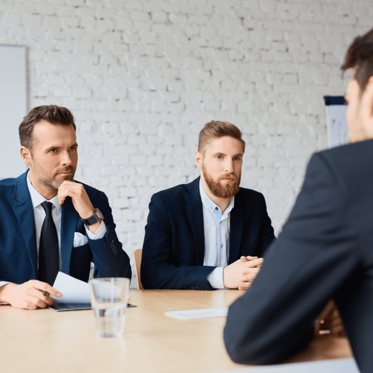 Ledningsgrupp i affärsmöte som diskuterar val av ERP-system och affärssystem för företagets långsiktiga utveckling.