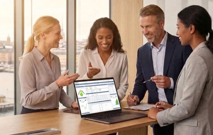 Medarbetare på ett SaaS-bolag analyserar finansiell dashboard i NetSuite affärssystem på en laptop i en modern kontorsmiljö.