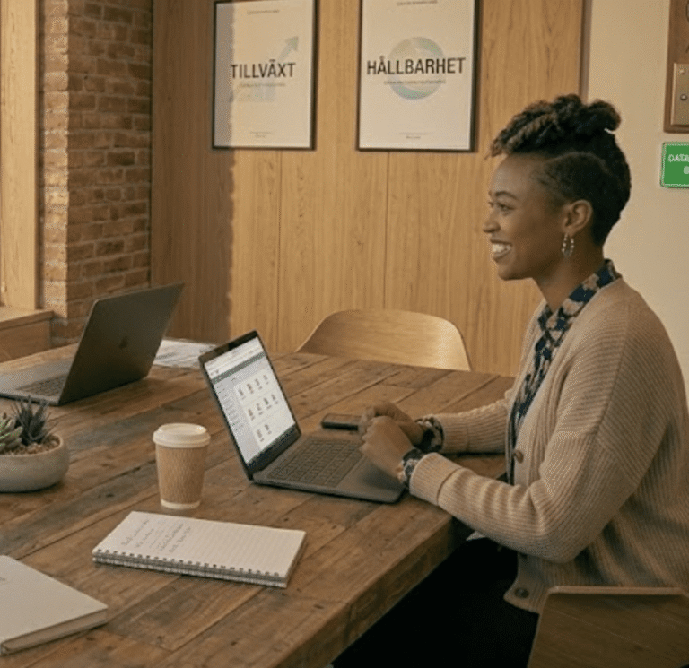 Företagsledare i möte om affärssystem och verksamhetsstyrning.