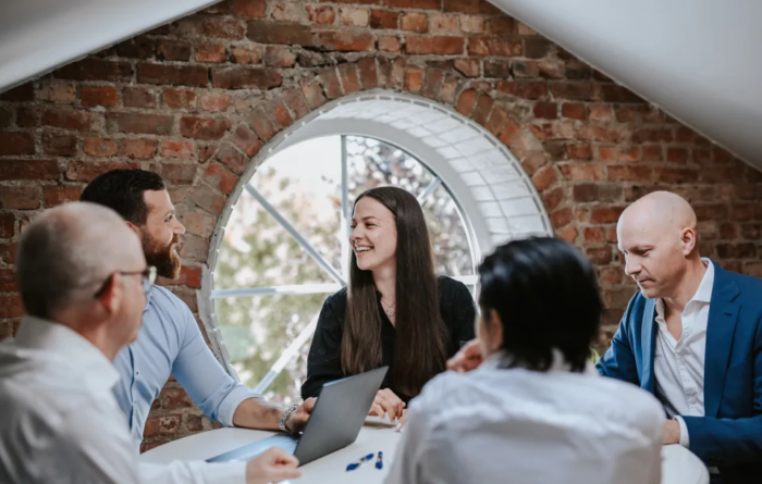 Medarbetare på SuiteCorner, NetSuite-partner i Sverige, under ett möte på kontoret i Stockholm.