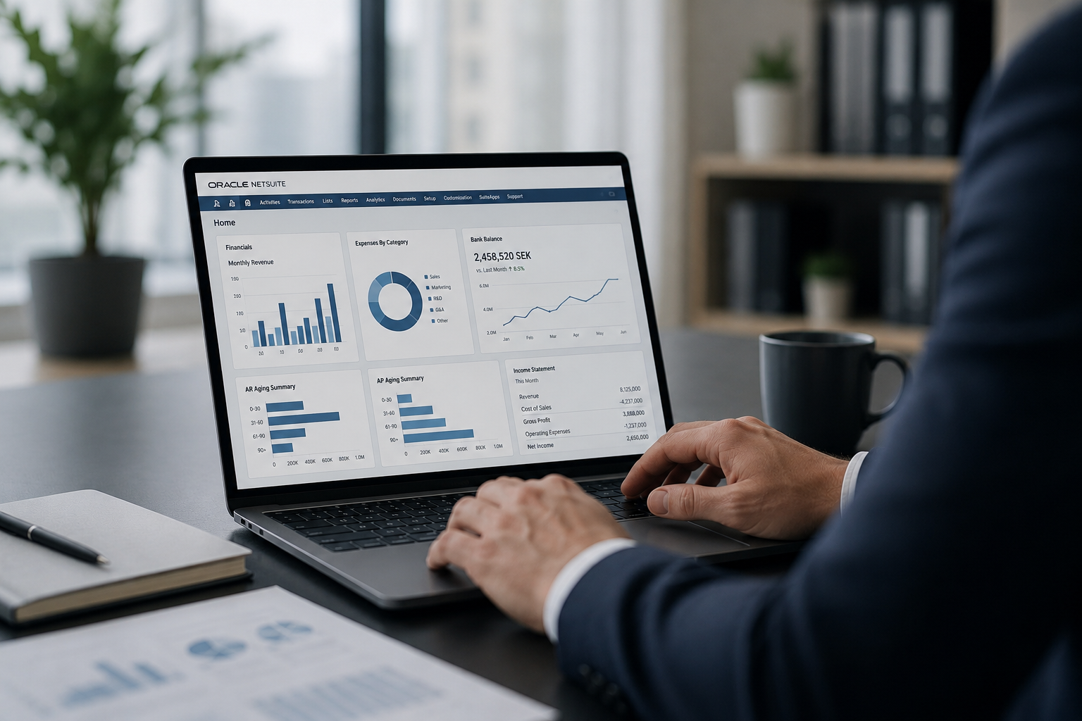 Ekonomichef arbetar i NetSuite med automatisering av månadsbokslut och ekonomiprocesser för bättre kontroll och effektivare rapportering.