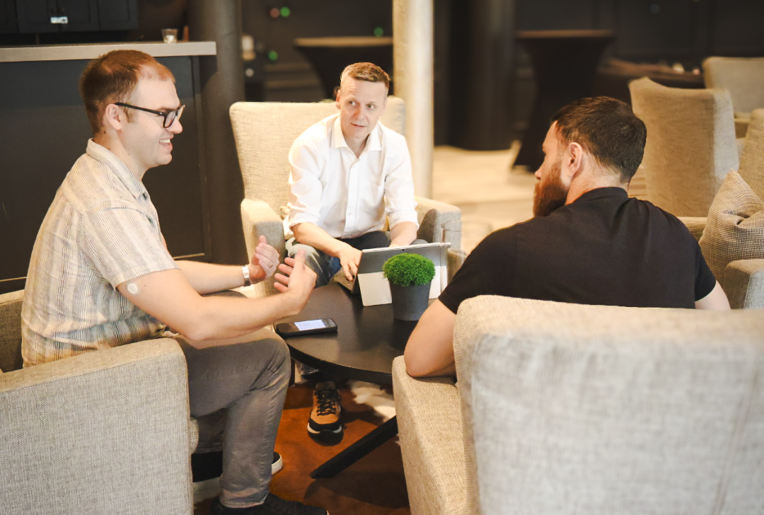 Medarbetare på SuiteCorner delar kunskap och samarbetar för att utvecklas tillsammans inom NetSuite och affärsutveckling.