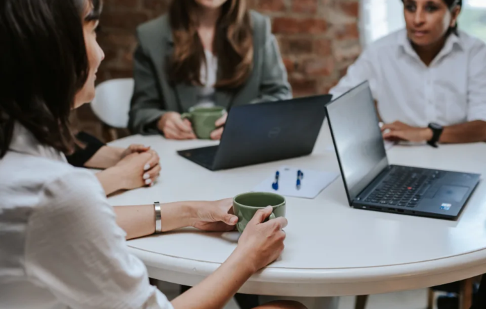 NetSuite-konsult och kund diskuterar behovsanalys och implementation av Oracle NetSuite för att skapa effektiva affärsprocesser.