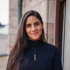 Porträtt av Rania, ny medarbetare på SuiteCorner med erfarenhet inom ekonomi, controlling och affärssystem.