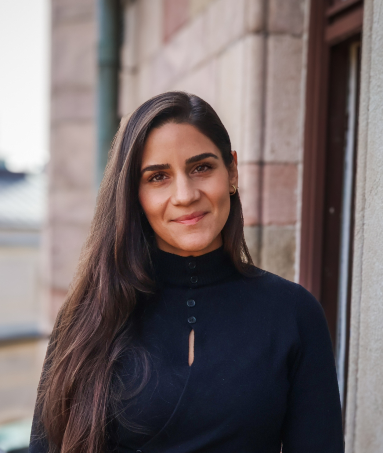 Porträtt av Rania, ny medarbetare på SuiteCorner med erfarenhet inom ekonomi, controlling och affärssystem.